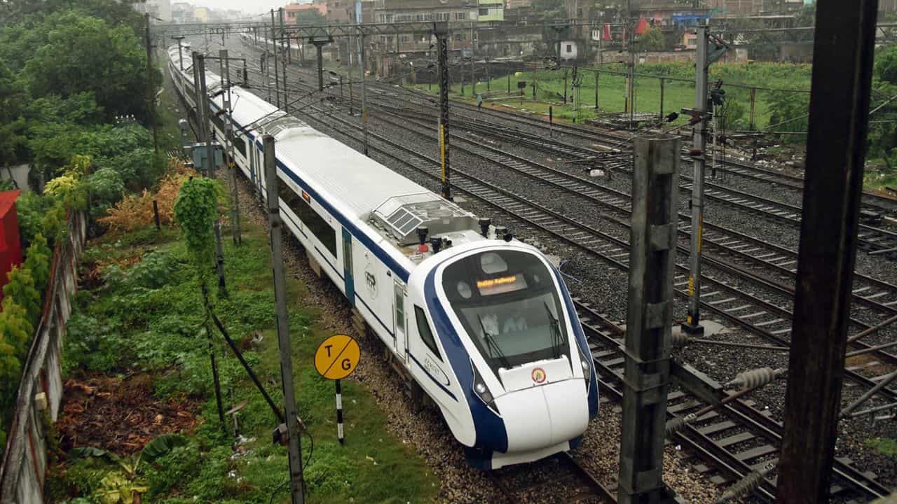 Vande Bharat Express: পুরী-হাওড়া বন্দে ভারতে সাফাইয়ের সময় উদ্ধার ৪ রহস্যময় ব্যাগ, খুলতেই যা বেরিয়ে এল... Vande Bharat Express: পুরী-হাওড়া বন্দে ভারতে সাফাইয়ের সময় উদ্ধার ৪ রহস্যময় ব্যাগ, খুলতেই যা বেরিয়ে এল...