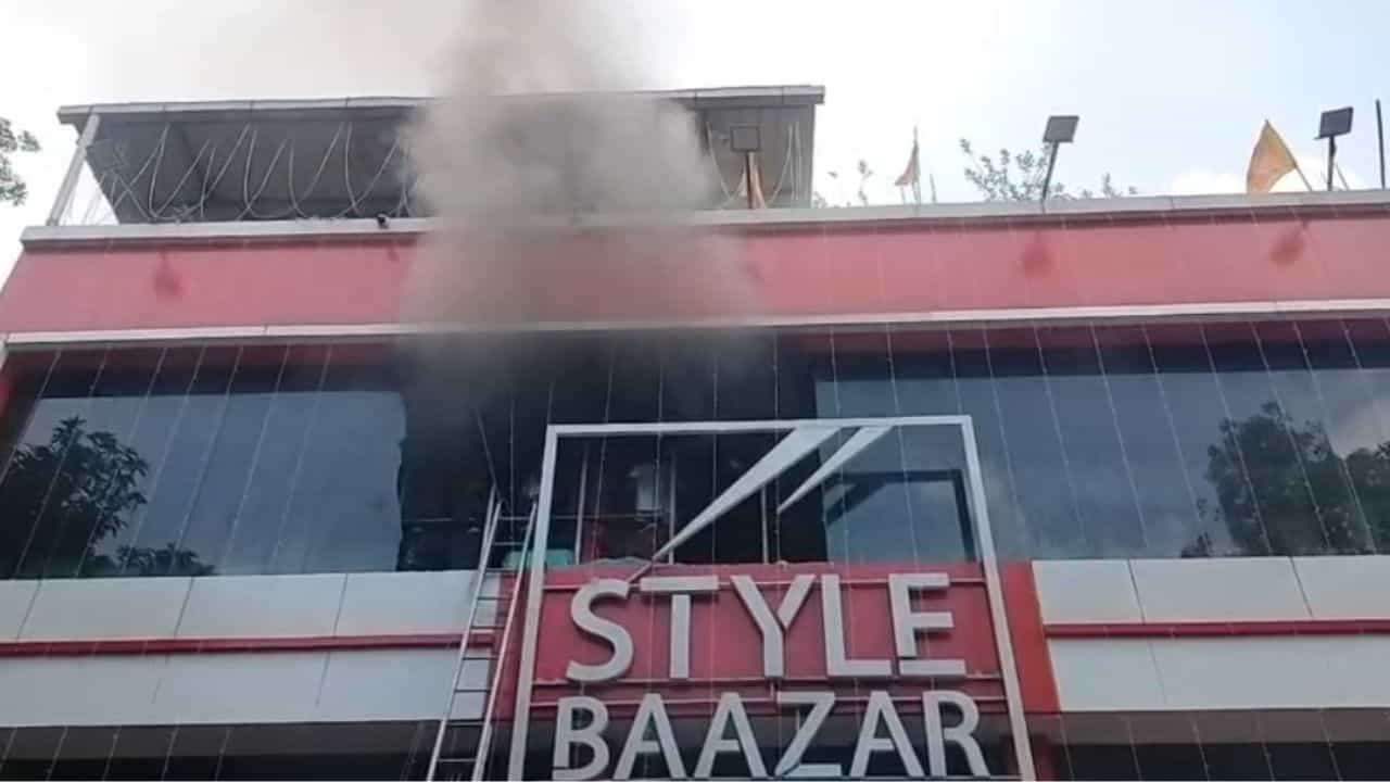 Islampur Fire: গলগল করে বেরচ্ছে ধোঁয়া, পুজোর আগে আগুন লেগে গেল নামী শপিং মলে Islampur Fire: গলগল করে বেরচ্ছে ধোঁয়া, পুজোর আগে আগুন লেগে গেল নামী শপিং মলে