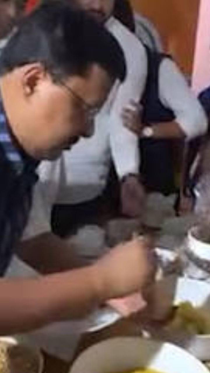 নিজের হাতে ঝালমুড়ি বানালেন নিতীন নবীন