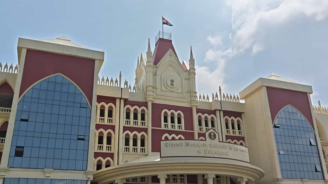 Calcutta High Court: ধোপে টিকল না আবেদন, ফের আদালতে ধাক্কা খেল মমতা তৃণমূল! বড় স্বস্তি রাজ্যের Calcutta High Court: ধোপে টিকল না আবেদন, ফের আদালতে ধাক্কা খেল মমতা তৃণমূল! বড় স্বস্তি রাজ্যের