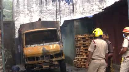 গ্যাস কাটার দিয়ে ভাঙা হচ্ছে গেট, চিৎপুরে ভয়াবহ আগুন
