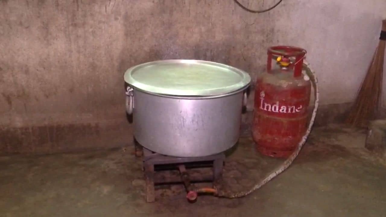Mid-Day Meal: গড়িয়ার স্কুলে টানা তিনদিন বন্ধ মিড-ডে মিল, আসছে না ফান্ড, মুদির দোকানে ধার ২৫ হাজার! উঠল বড় অভিযোগ
