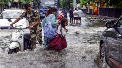 সকাল থেকেই তুমুল বৃষ্টি, বেলা বাড়তেই কী হবে, এখনই আভাস দিল হাওয়া অফিস