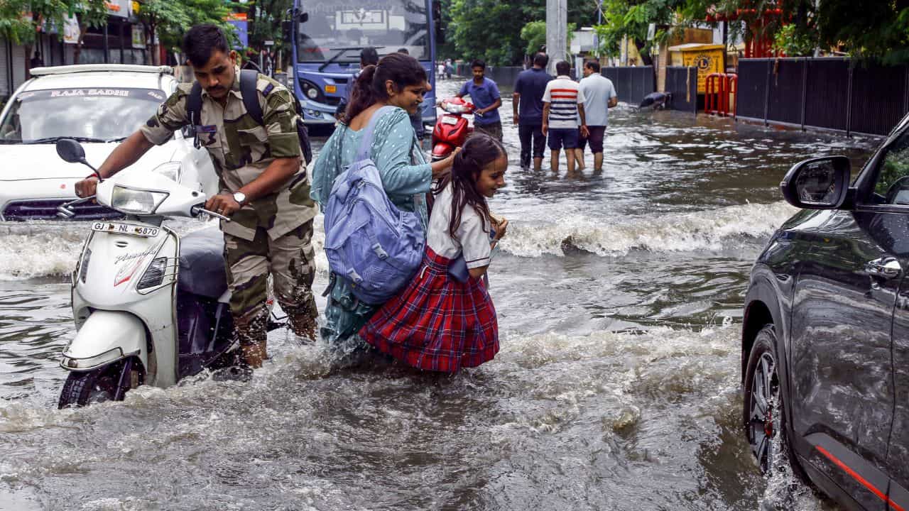 West Bengal Weather Update: সকাল থেকেই তুমুল বৃষ্টি, বেলা বাড়তেই কী হবে, এখনই আভাস দিয়ে দিল হাওয়া অফিস West Bengal Weather Update: সকাল থেকেই তুমুল বৃষ্টি, বেলা বাড়তেই কী হবে, এখনই আভাস দিয়ে দিল হাওয়া অফিস