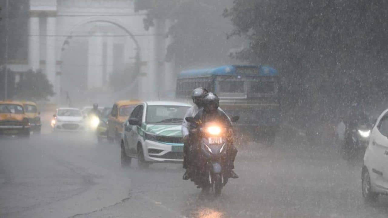 Kolkata Heavy Rain Alert: ঘণ্টায় ১১০ মিমি! ২-৩ ঘণ্টার মধ্যে ভেসে যাবে কলকাতা, জারি হল সতর্কতা