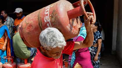 আপনার বাড়িতে সিলিন্ডার ডেলিভারি করার জন্য কি টাকা নিতে পারে এজেন্টরা?