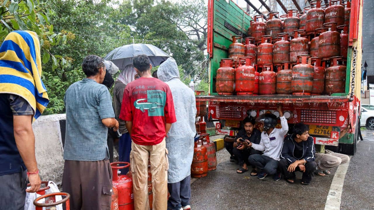 বাড়ি বদল করেছেন? LPG Connection ট্রান্সফার করবেন কীভাবে, জেনে নিন