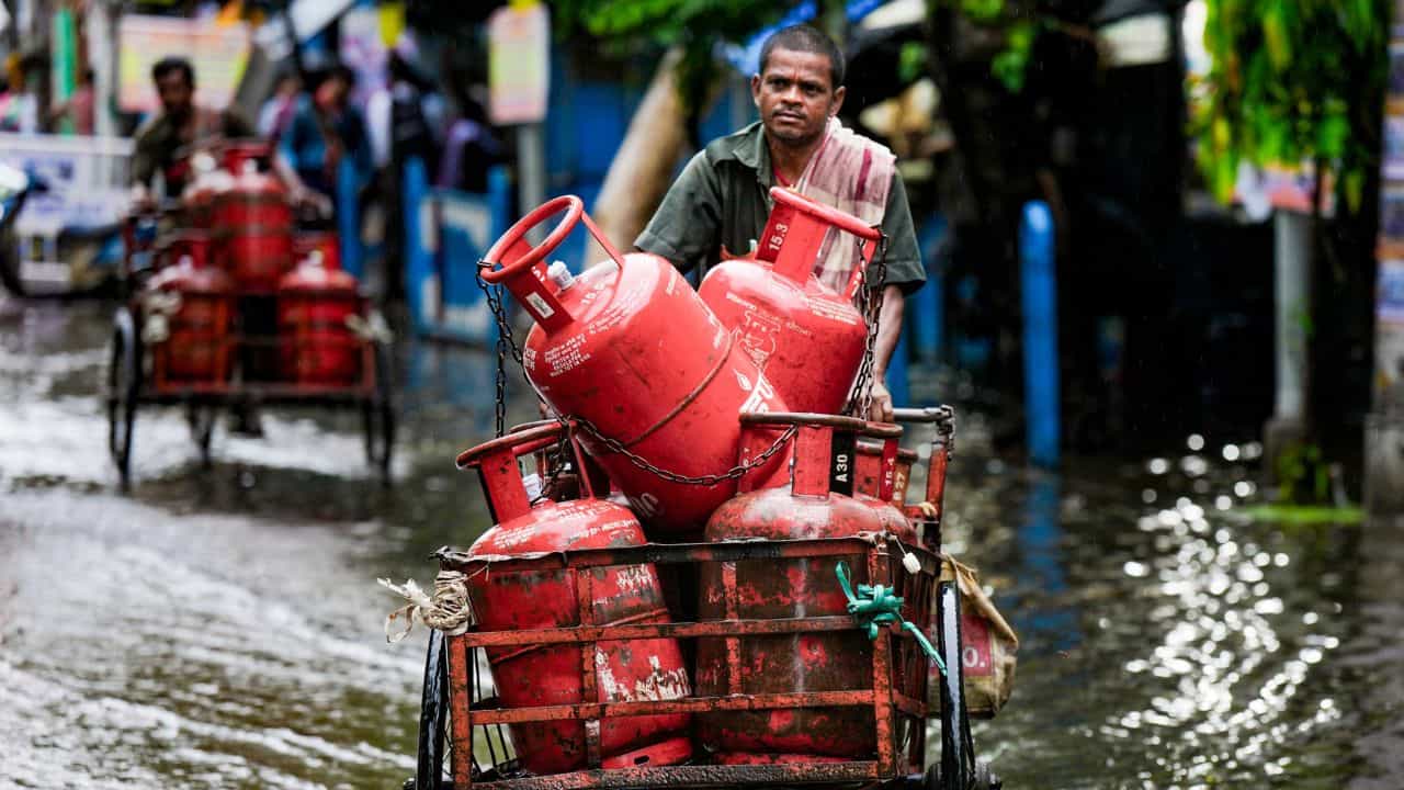 LPG Booking Rules: ভর্তুকি বন্ধ, এবার এলপিজি সিলিন্ডারও বুক হবে না! বাড়ি বসে e-KYC কীভাবে করবেন? সহজে শিখে নিন LPG Booking Rules: ভর্তুকি বন্ধ, এবার এলপিজি সিলিন্ডারও বুক হবে না! বাড়ি বসে e-KYC কীভাবে করবেন? সহজে শিখে নিন