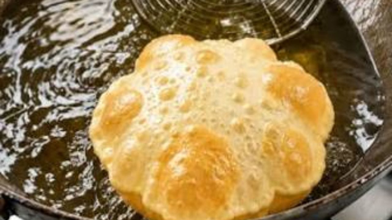 Luchi Fry Tips: গরম তেলে ফেলে দিন শুধু এক টুকরো এই জিনিস, লুচি ফুলবে বেলুনের মতো!
