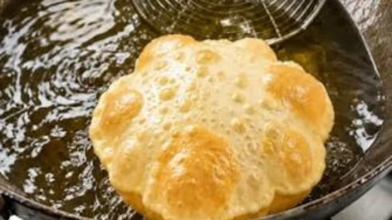 Luchi Fry Tips: গরম তেলে ফেলে দিন শুধু এক টুকরো এই জিনিস, লুচি ফুলবে বেলুনের মতো! Luchi Fry Tips: গরম তেলে ফেলে দিন শুধু এক টুকরো এই জিনিস, লুচি ফুলবে বেলুনের মতো!