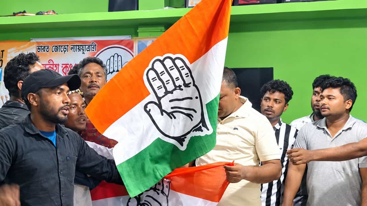 Congress Joining: মমতার দলের ভবিষ্যৎ কী! দলে দলে কংগ্রেসে যোগ তৃণমূলকর্মীদের Congress Joining: মমতার দলের ভবিষ্যৎ কী! দলে দলে কংগ্রেসে যোগ তৃণমূলকর্মীদের