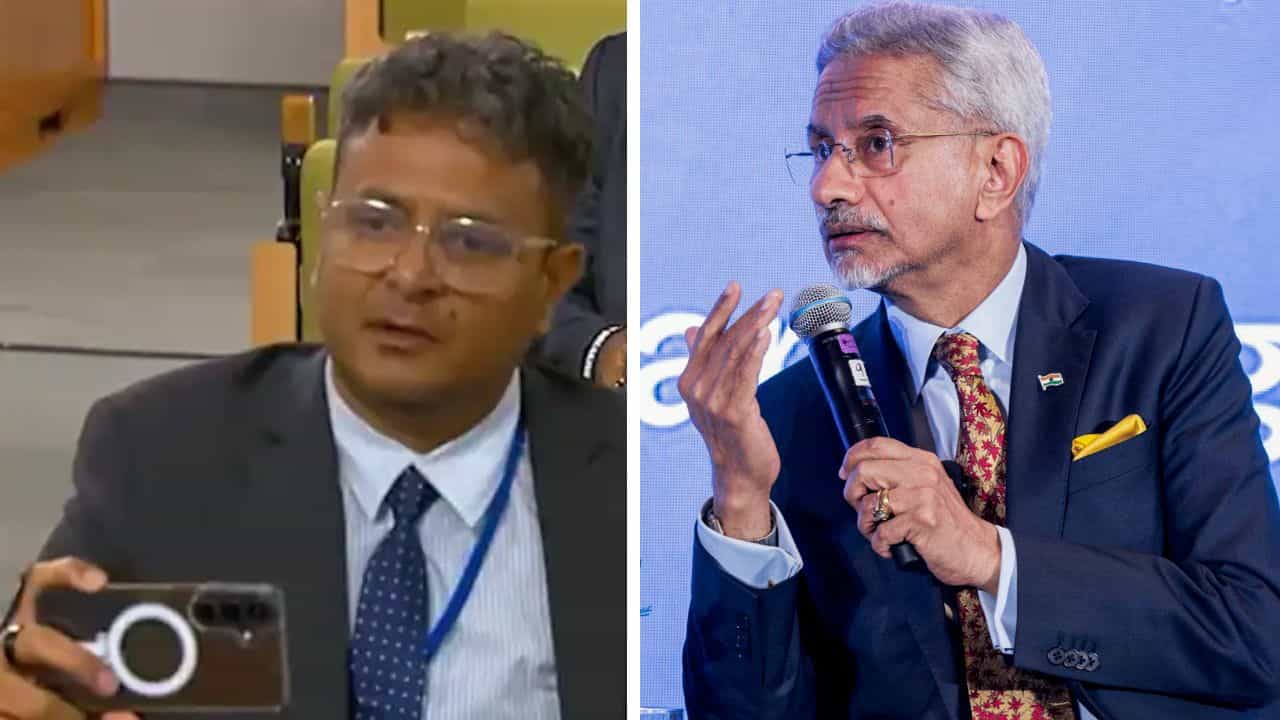 S Jaishankar on Pakistan: পাকিস্তানি সাংবাদিক প্রশ্ন করতে চুপ করিয়ে দিয়েই ঘর ছেড়ে বেরিয়ে গেলেন জয়শঙ্কর S Jaishankar on Pakistan: পাকিস্তানি সাংবাদিক প্রশ্ন করতে চুপ করিয়ে দিয়েই ঘর ছেড়ে বেরিয়ে গেলেন জয়শঙ্কর