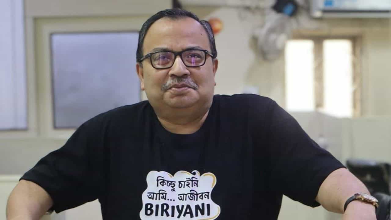 Kunal Ghosh: 'আপনি এলিয়েন দেখেছেন?' পুলিশকেই পাল্টা প্রশ্ন, থানায় গিয়ে উপন্যাসের প্লট বুঝিয়ে এলেন কুণাল Kunal Ghosh: 'আপনি এলিয়েন দেখেছেন?' পুলিশকেই পাল্টা প্রশ্ন, থানায় গিয়ে উপন্যাসের প্লট বুঝিয়ে এলেন কুণাল