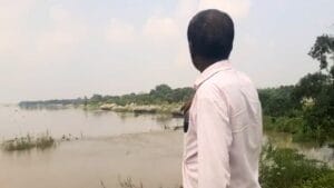 রাতের অন্ধকারে তলিয়ে গিয়েছে বাড়ি, চাষের জমিটাও ভাঙছে এবার