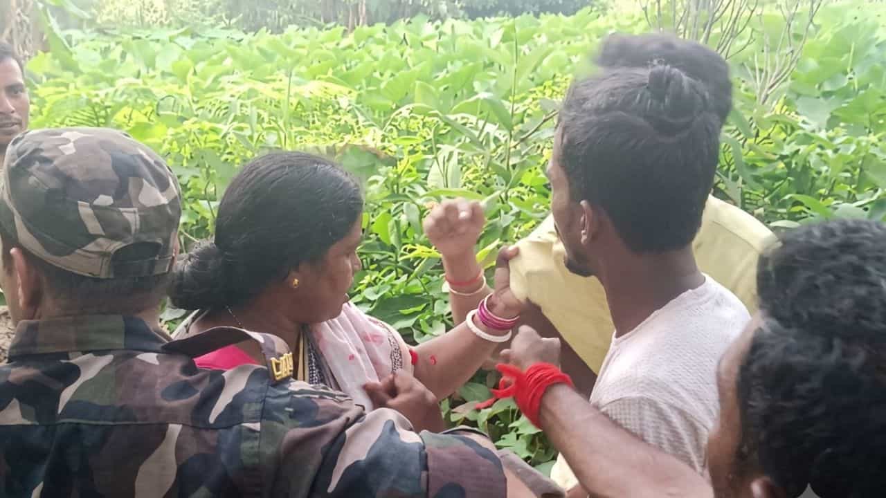 Viral Video-Rekha Patra: সিআরপিএফও টেনে সরাতে পারছে না, কলার টেনে সটান গায়ে হাত, ভাইরাল রেখা পাত্রের ভিডিয়ো Viral Video-Rekha Patra: সিআরপিএফও টেনে সরাতে পারছে না, কলার টেনে সটান গায়ে হাত, ভাইরাল রেখা পাত্রের ভিডিয়ো
