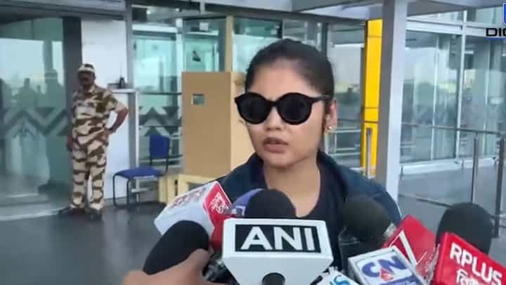 Saayoni Ghosh: অভিষেকের কথা শুনেই সায়নী বললেন... Saayoni Ghosh: অভিষেকের কথা শুনেই সায়নী বললেন...