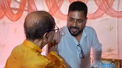 'ও অত্যন্ত মেধাবী', ছাত্র শঙ্কর প্রণাম করতেই আবেগে ভাসলেন শিক্ষক
