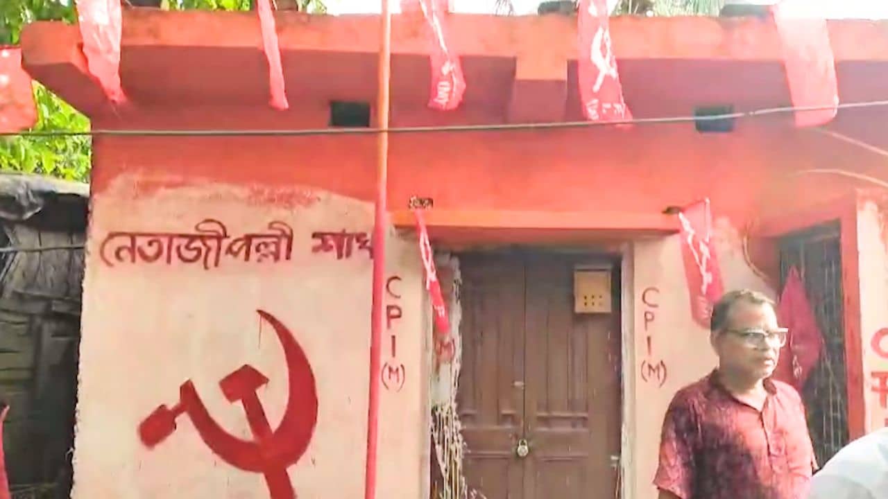 CPIM Party Office: দরজায় তালা, দেওয়ালে গেরুয়া রং, ভরদুপুরে হতবাক সিপিএম কর্মীরা