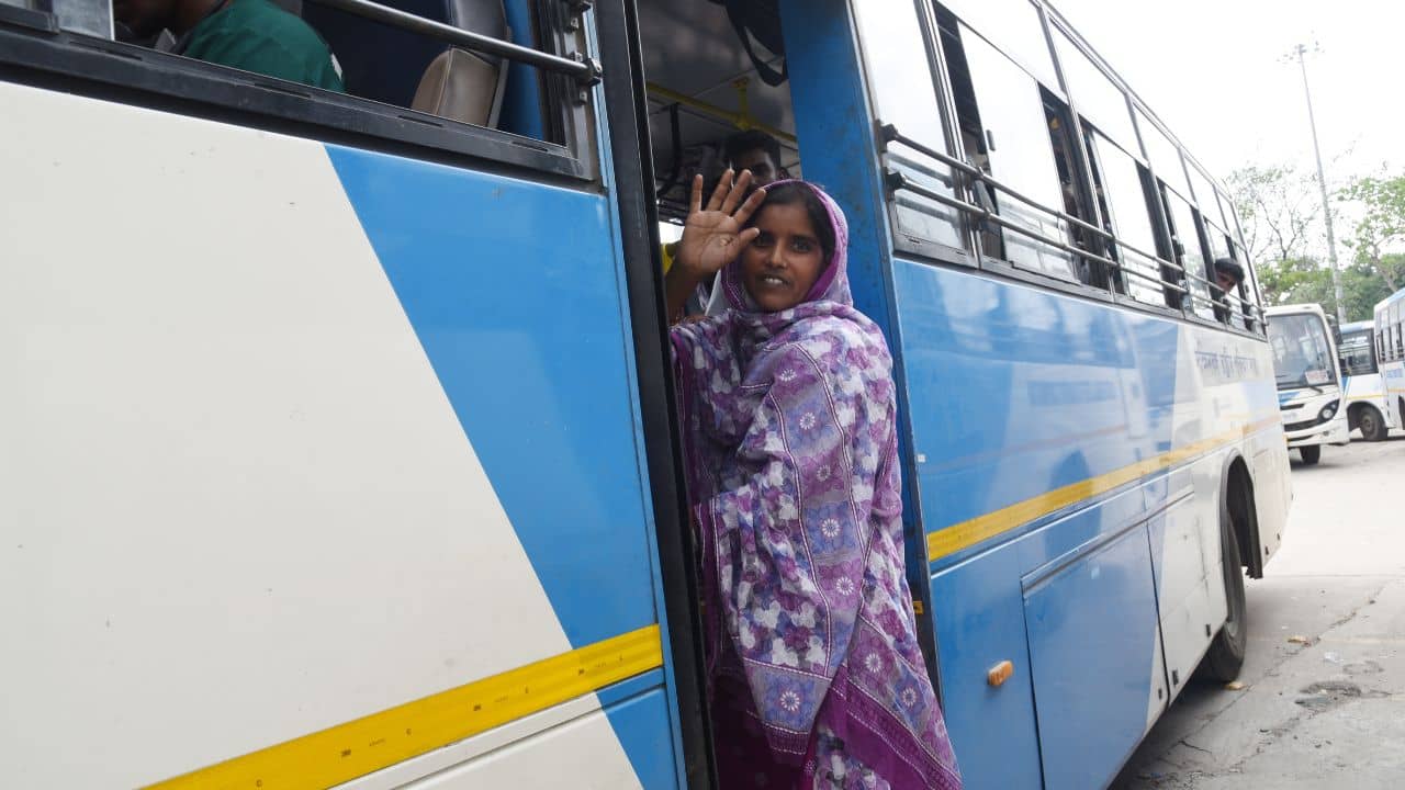 Bus Service Bengal: চোখের সামনে দিয়ে বাস চলে গেল, স্টপেজে দাঁড়াল না? জানিয়ে দিন টোল ফ্রি নম্বরে