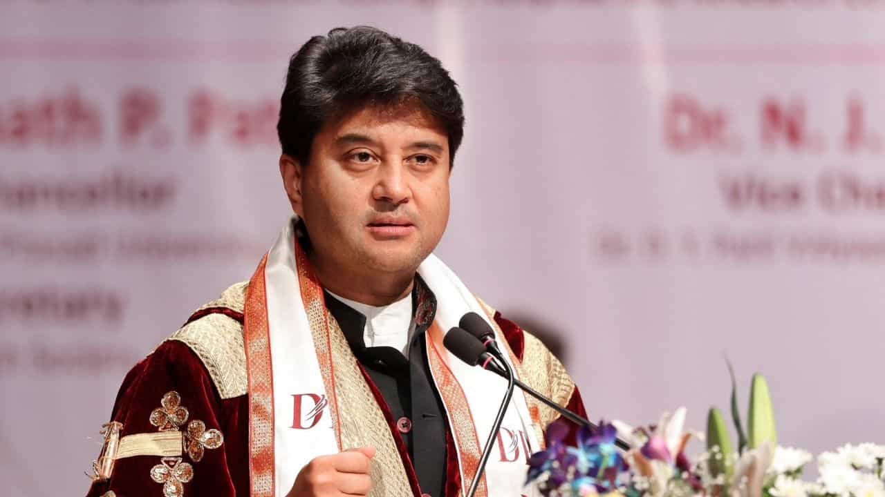 মৃত্যুর মুখ থেকে ফিরিয়ে এনেছেন রেলযাত্রীকে, আরপিএফ কর্মীকে সাহসিকতার সম্মান দিলেন জ্যোতিরাদিত্য সিন্ধিয়া মৃত্যুর মুখ থেকে ফিরিয়ে এনেছেন রেলযাত্রীকে, আরপিএফ কর্মীকে সাহসিকতার সম্মান দিলেন জ্যোতিরাদিত্য সিন্ধিয়া