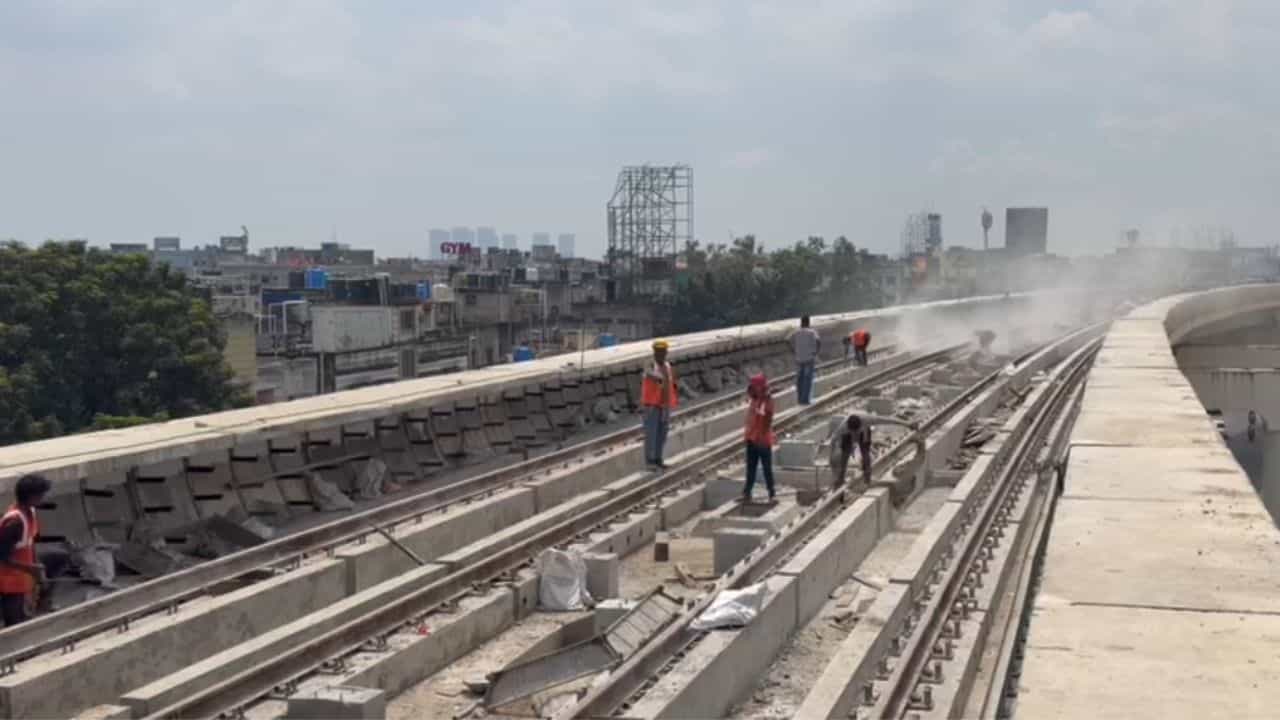Kolkata Metro: ডিসেম্বরেই কলকাতা মেট্রোর বড় উপহার! ট্রেন চলবে এই রুটেও Kolkata Metro: ডিসেম্বরেই কলকাতা মেট্রোর বড় উপহার! ট্রেন চলবে এই রুটেও