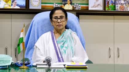 'দিল্লি গিয়ে বিজেপি নেতাদের বাড়ির সামনে ধর্না দেব', হুঁশিয়ারি মমতার