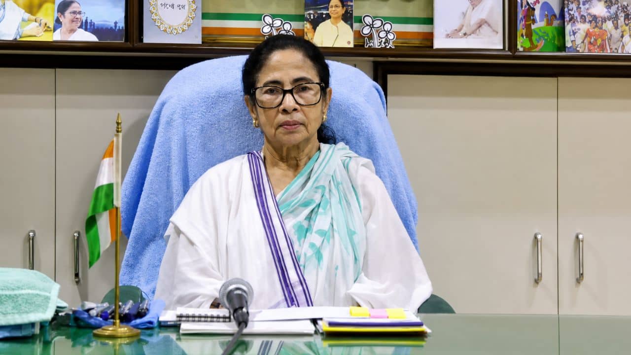 Mamata Banerjee: দিল্লি গিয়ে বিজেপি নেতাদের বাড়ির সামনে ধর্না দেব, হুঁশিয়ারি মমতার