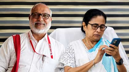 বেনজির সখ্য! ইতিহাস পিছনে ফেলে সিপিএমের সঙ্গে কথা মমতার