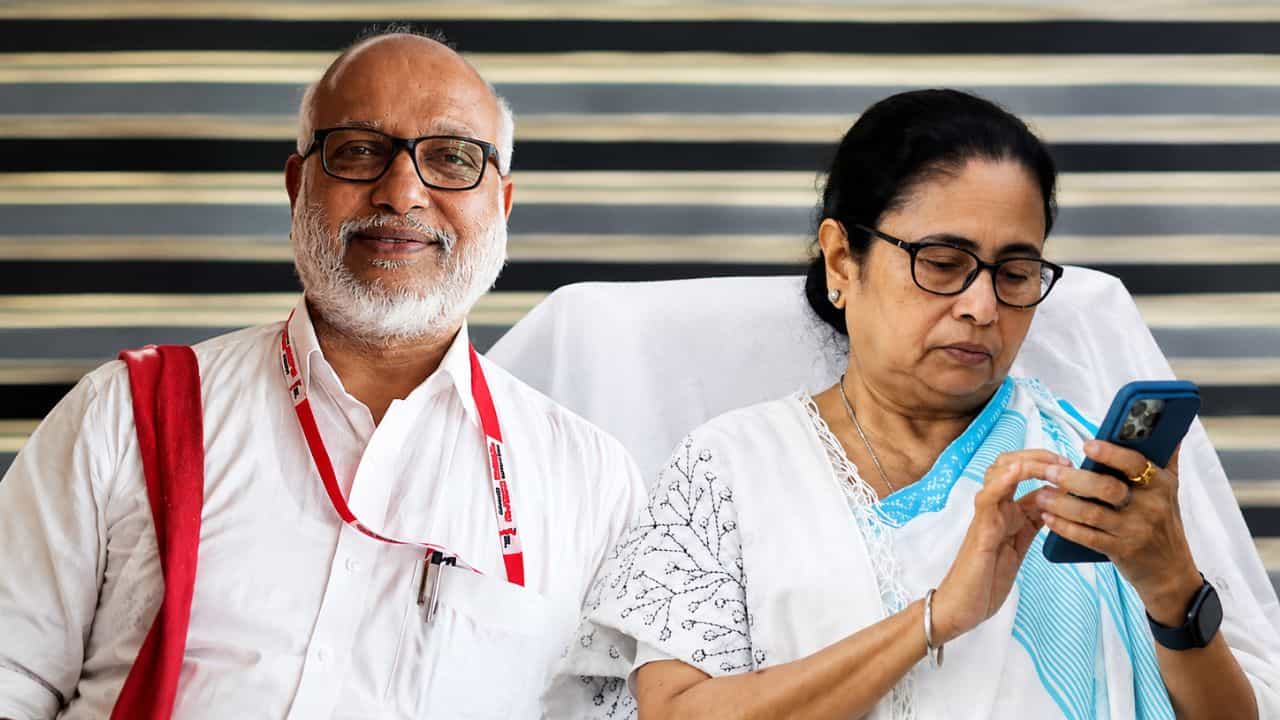 Mamata-CPIM talk: বেনজির সখ্য! ইতিহাস পিছনে রেখে সিপিএমের সঙ্গে কথা মমতার Mamata-CPIM talk: বেনজির সখ্য! ইতিহাস পিছনে রেখে সিপিএমের সঙ্গে কথা মমতার