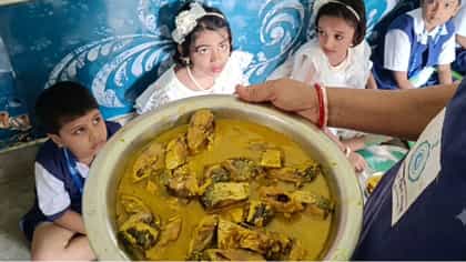 ডিম নয়, আজ মিড ডে মিলে পাতে পড়ল দু পিস করে ইলিশ