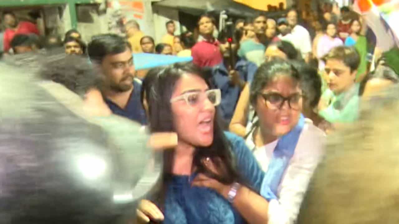 Mukundapur Clash: 'আমি সেই পরিবার থেকে আসিনি যে পোশাকটা তুলে দেখাব...' বিস্ফোরক উপাসনা, ভরসন্ধ্যায় তুমুল উত্তেজনা মুকুন্দপুরে Mukundapur Clash: 'আমি সেই পরিবার থেকে আসিনি যে পোশাকটা তুলে দেখাব...' বিস্ফোরক উপাসনা, ভরসন্ধ্যায় তুমুল উত্তেজনা মুকুন্দপুরে