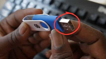 পেন ড্রাইভের এই দুটি ছিদ্র কি শুধুই ডিজাইন? রয়েছে অন্য কারণ