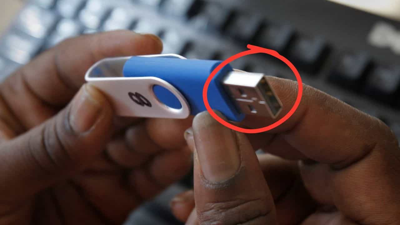 পেন ড্রাইভের এই দুটি ছিদ্র কি শুধুই ডিজাইন? রয়েছে অন্য কারণ পেন ড্রাইভের এই দুটি ছিদ্র কি শুধুই ডিজাইন? রয়েছে অন্য কারণ