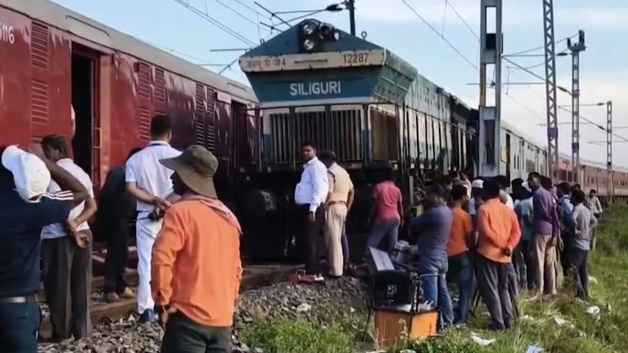 Train Derailed: লাইন থেকে ছিটকে গেল ফরাক্কা এক্সপ্রেসের ইঞ্জিন, ঘটনাস্থলে উদ্ধারকারী ট্রেন