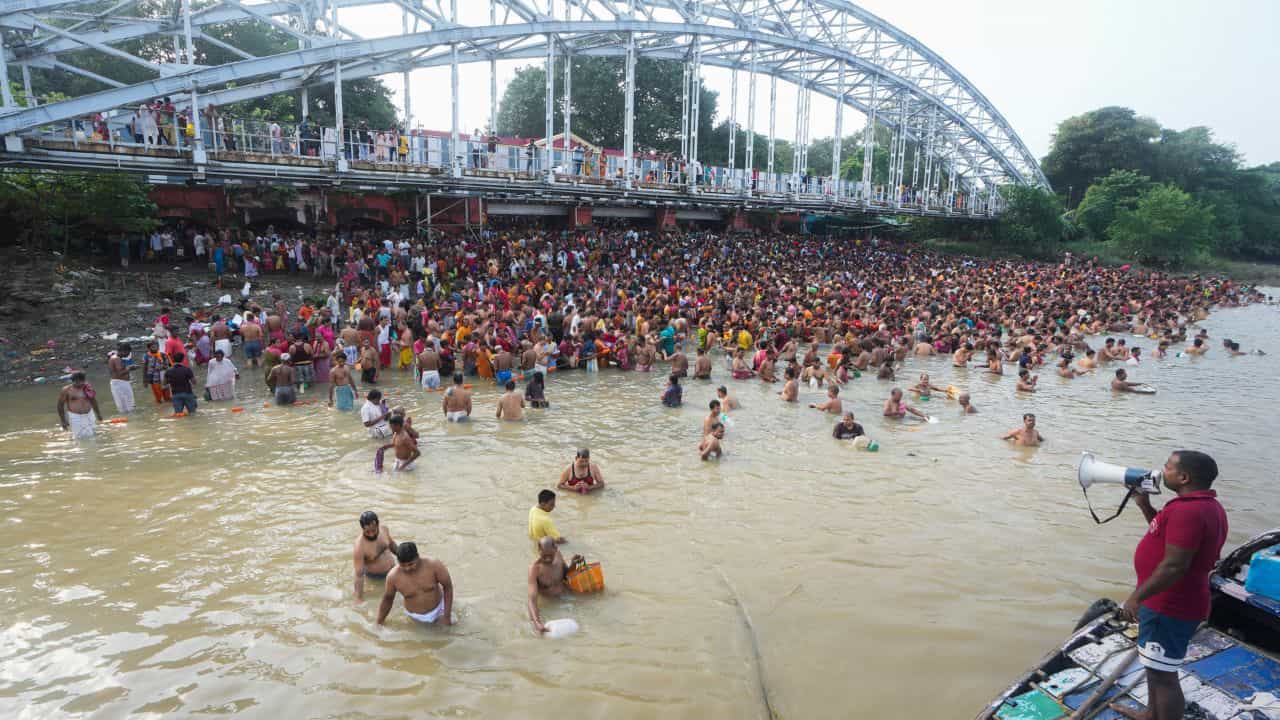 Mahalaya 2026: বাবুঘাট থেকে আহিরীটোলা, মহালয়ার ভোরে গঙ্গাপাড়ে বাজবে ‘মহিষাসুরমর্দিনী’ Mahalaya 2026: বাবুঘাট থেকে আহিরীটোলা, মহালয়ার ভোরে গঙ্গাপাড়ে বাজবে ‘মহিষাসুরমর্দিনী’