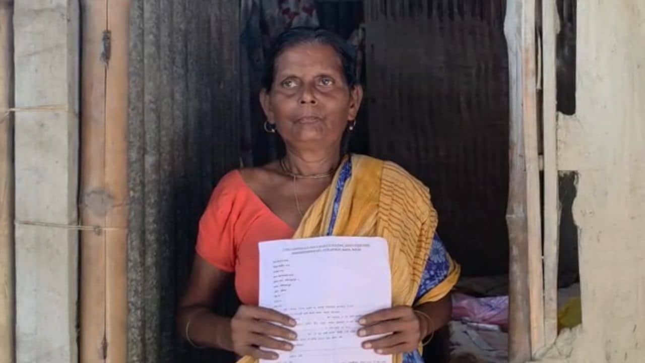 Awas Yojana News: ভুয়ো ফর্ম বিলি করে আবাসের ঘর পাইয়ে দেওয়ার অভিযোগ, ৫ হাজার টাকা তোলা, অভিযোগ উঠতেই পালিয়ে গেলেন কংগ্রেস নেতা
