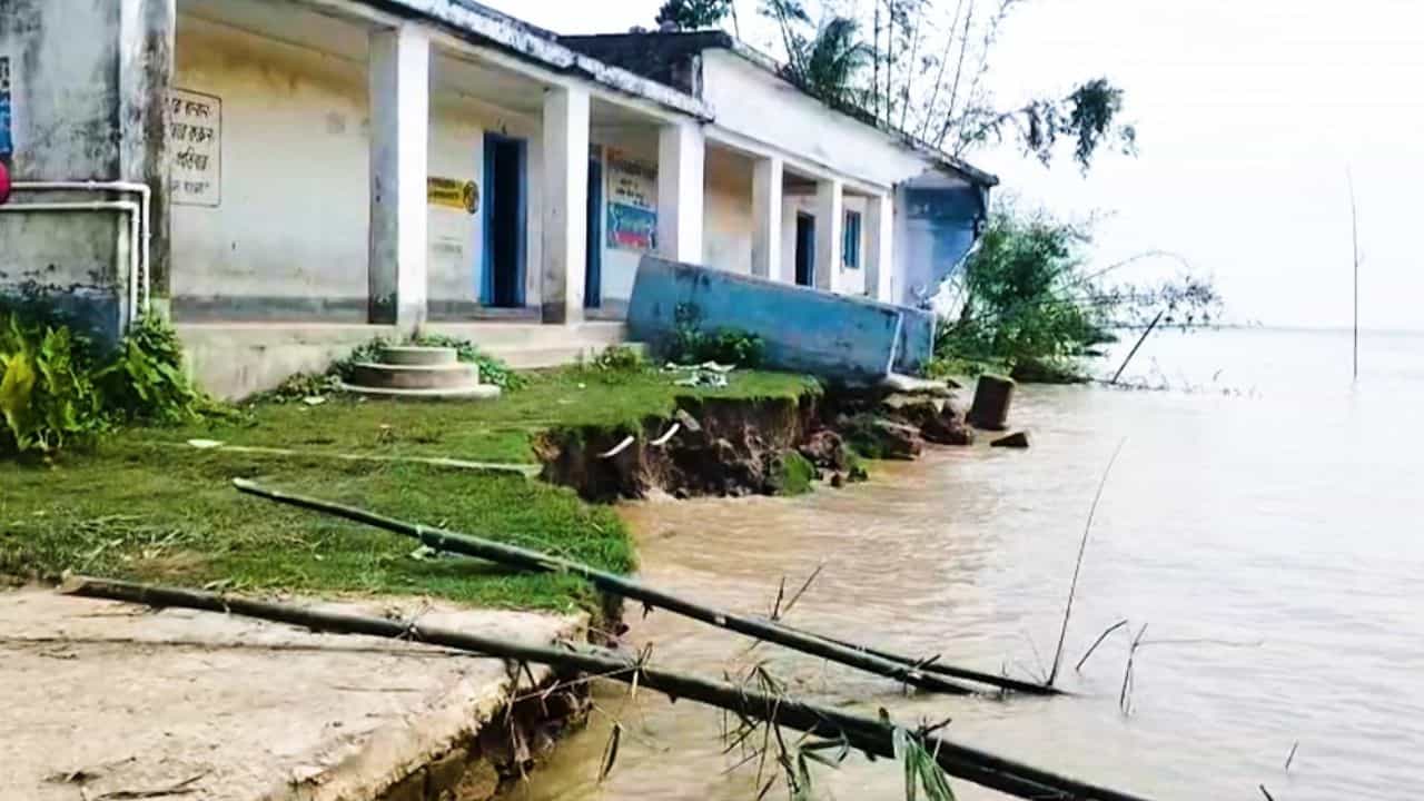 Malda Flood: কাল ভুতনি তো আজ কেশরপুর, এভাবে মালদহের জমি চলে যাচ্ছে গঙ্গার 'পাকস্থলীতে' Malda Flood: কাল ভুতনি তো আজ কেশরপুর, এভাবে মালদহের জমি চলে যাচ্ছে গঙ্গার 'পাকস্থলীতে'