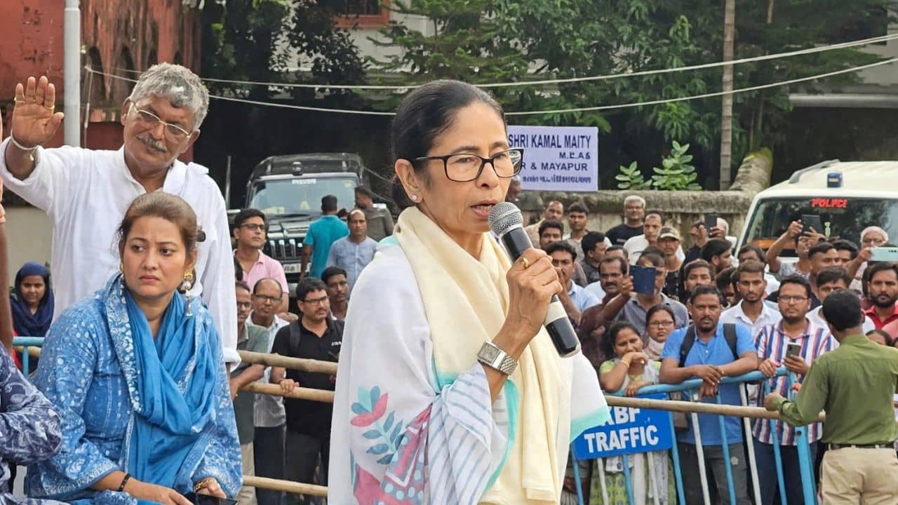 Mamata banerjee: ভোটের আগে বলেননি কেন অন্নপূর্ণা যোজনা সবাই পাবে না?, লক্ষ্মীর ভাণ্ডার সকলে পেতেন মনে করালেন মমতা