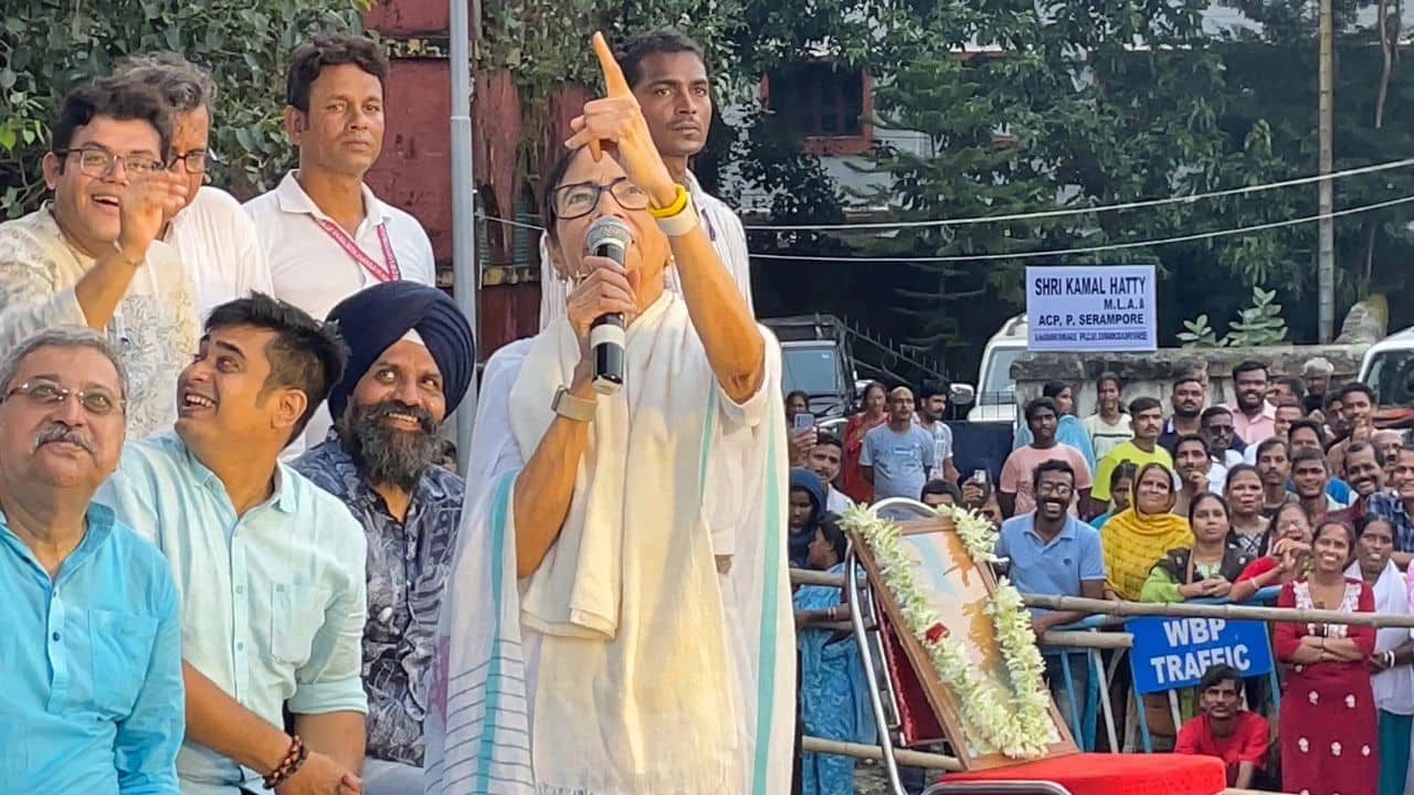 Mamata On Police: এই দেখুন ওড়াচ্ছে, হঠাৎ আকাশের দিকে তাকিয়ে মমতা বললেন, কার চোখকে ফাঁকি দিবি রে?
