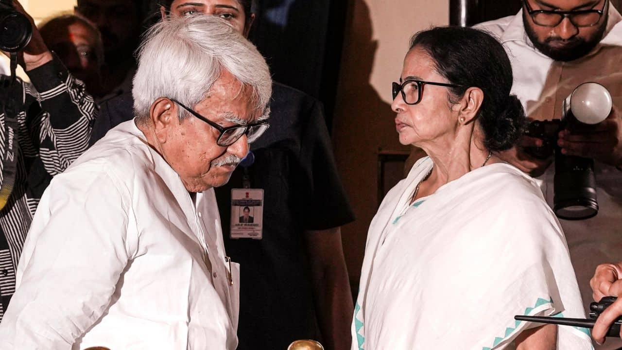 Mamata Banerjee: বিমান বসুকে বার্তা মমতার, পৌঁছে দিলেন খোদ কুণাল! প্রবীণ বাম নেতাকে কী লিখলেন তৃণমূল নেত্রী?