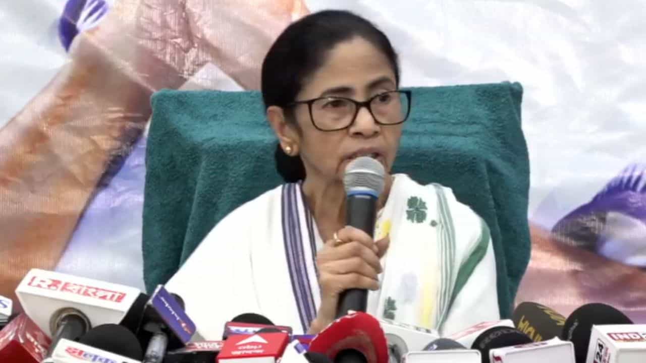 Mamata Banerjee: 'জোড়াফুলটা রক্ত দিয়ে গড়া, অনেক সংগ্রাম দিয়ে গড়া...কর্মীরা সারারাত কেঁদেছে', আবেগপ্রবণ মমতা Mamata Banerjee: 'জোড়াফুলটা রক্ত দিয়ে গড়া, অনেক সংগ্রাম দিয়ে গড়া...কর্মীরা সারারাত কেঁদেছে', আবেগপ্রবণ মমতা