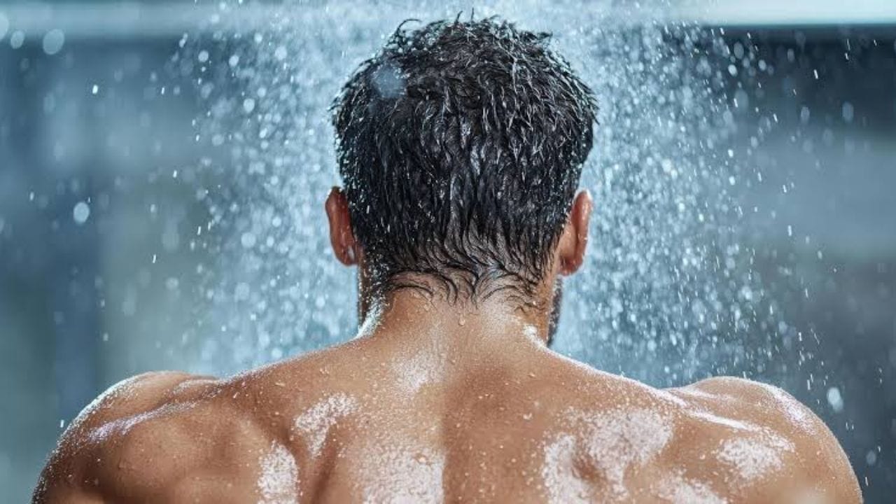 স্নান শেষ করার পরপরই সুতির ও আরামদায়ক পরিষ্কার পোশাক পরুন। অতিরিক্ত ভারী পোশাক পরবেন না, যাতে শরীরের তাপ স্বাভাবিকভাবে বের হতে পারে।