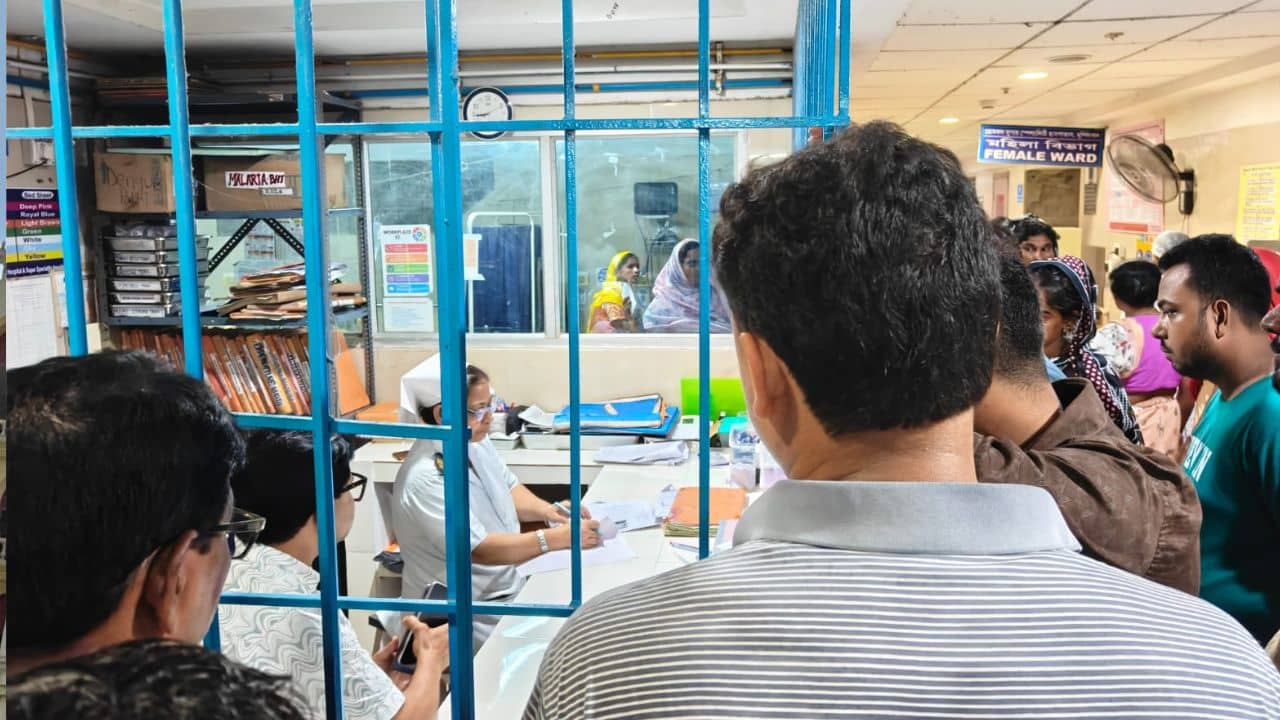 Medical Negligence: কড়াইয়ে পড়ে ঝলসে যায়, সেই ৩ বছরের শিশুকে ফেলে রাখা হল দুপুর থেকে সন্ধ্যা পর্যন্ত! ছবি দেখে বিধায়ক মুস্তাফিজুর ফোন করতেই...