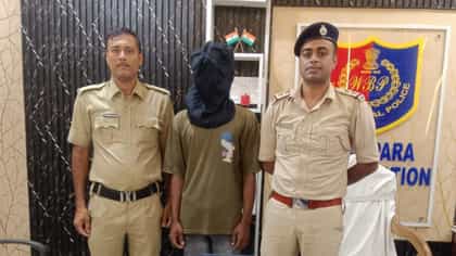 ১৬ বছরের মেয়েকে বিয়ে করতে এসেছিলেন, তুলে নিল পুলিশ