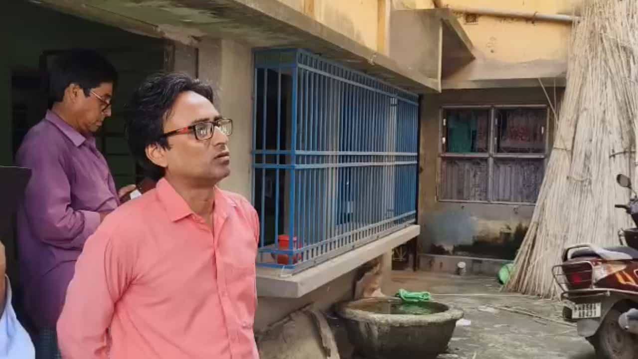 Madrashah Closed: নাম এস.জোহা এস.আর, ১৬৭-র কাছাকাছি পড়ুয়াও নাকি ছিল, কাগজ দেখাতে বলতেই 'হোঁচট' খেলেন সম্পাদক Madrashah Closed: নাম এস.জোহা এস.আর, ১৬৭-র কাছাকাছি পড়ুয়াও নাকি ছিল, কাগজ দেখাতে বলতেই 'হোঁচট' খেলেন সম্পাদক