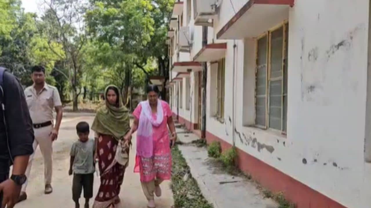 Love Across Border: বাংলাদেশের সংসারের গণ্ডি পেরিয়ে মুর্শিদাবাদের যুবকের প্রেমে পড়েছিলেন মানজিরা! ঘর ছেড়ে আসতেই যা হল...