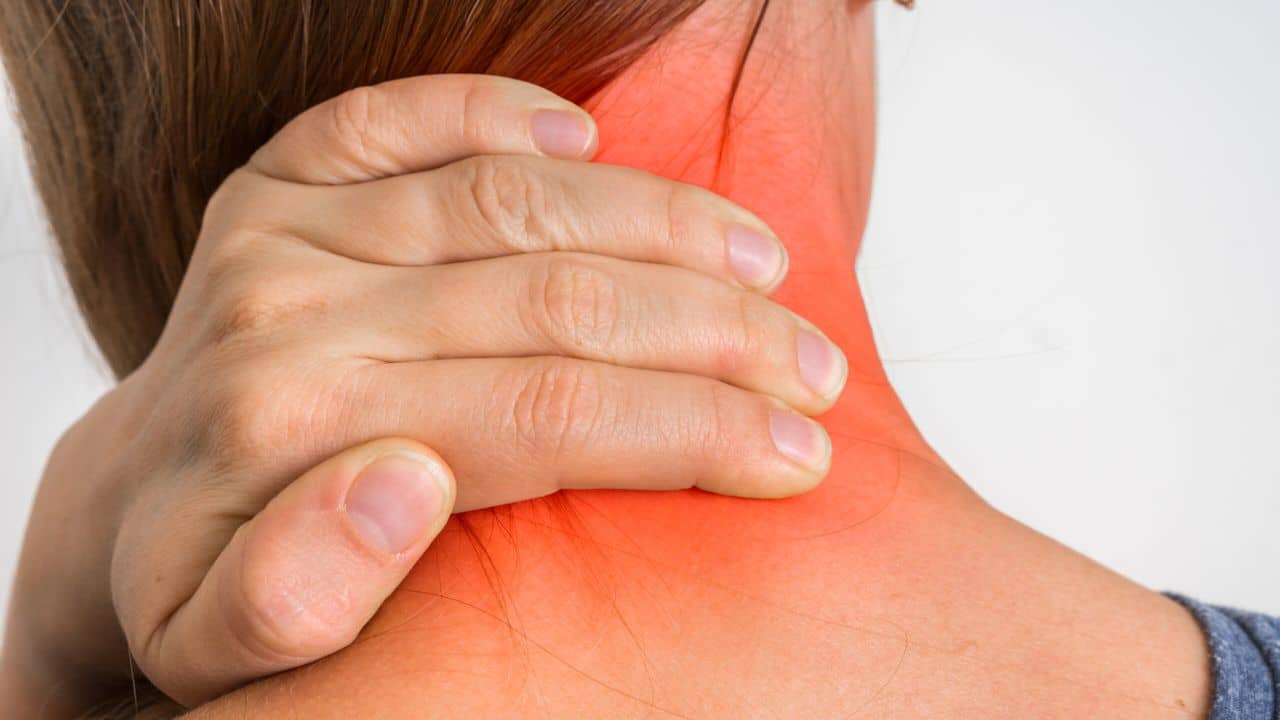 Neck Pain: ঘাড়ে ব্যথা, বালিশ রোদে দিলে কি সত্যিই উপকার মেলে?