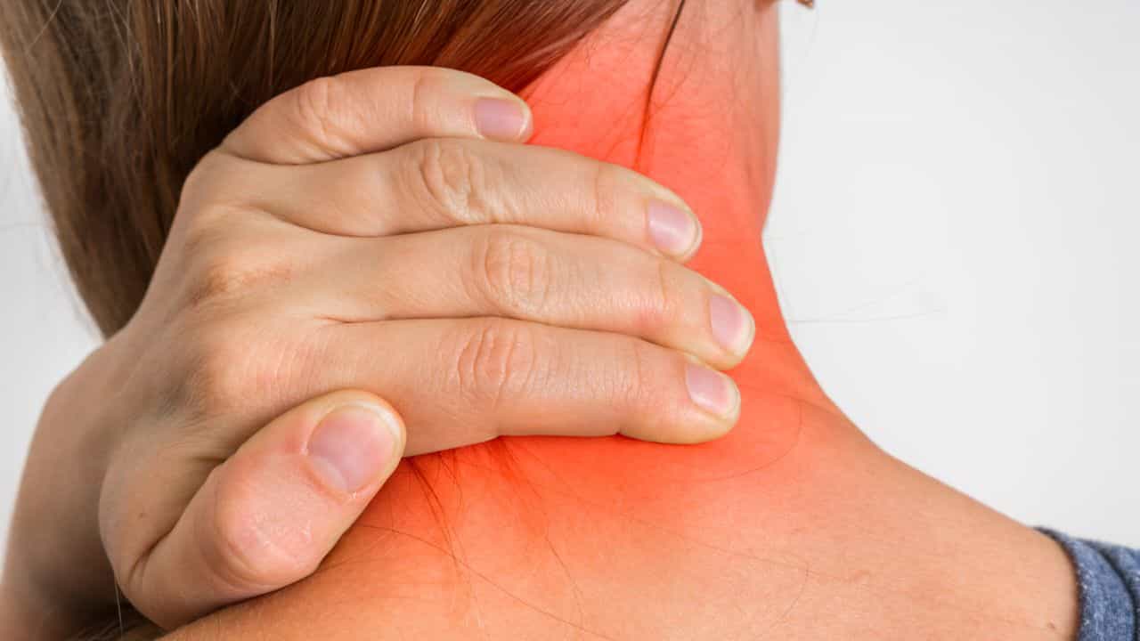 Neck Pain: ঘাড়ে ব্যথা, বালিশ রোদে দিলে কি সত্যিই উপকার মেলে? Neck Pain: ঘাড়ে ব্যথা, বালিশ রোদে দিলে কি সত্যিই উপকার মেলে?