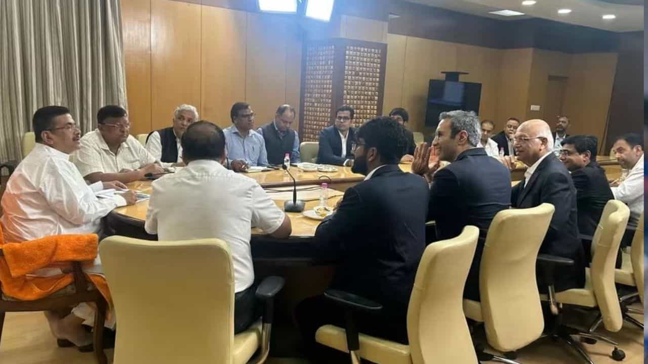 Reliance investment in West Bengal: বাংলায় রিলায়েন্স গোষ্ঠী! রাজ্যে বিপুল বিনিয়োগের সম্ভাবনা, প্রশস্ত হচ্ছে কর্মসংস্থানের পথও Reliance investment in West Bengal: বাংলায় রিলায়েন্স গোষ্ঠী! রাজ্যে বিপুল বিনিয়োগের সম্ভাবনা, প্রশস্ত হচ্ছে কর্মসংস্থানের পথও