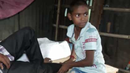 ক্যান্সার কেড়েছে মাকে, ট্রেনে চা বিক্রি করে সংসার চালাচ্ছে সঞ্জু